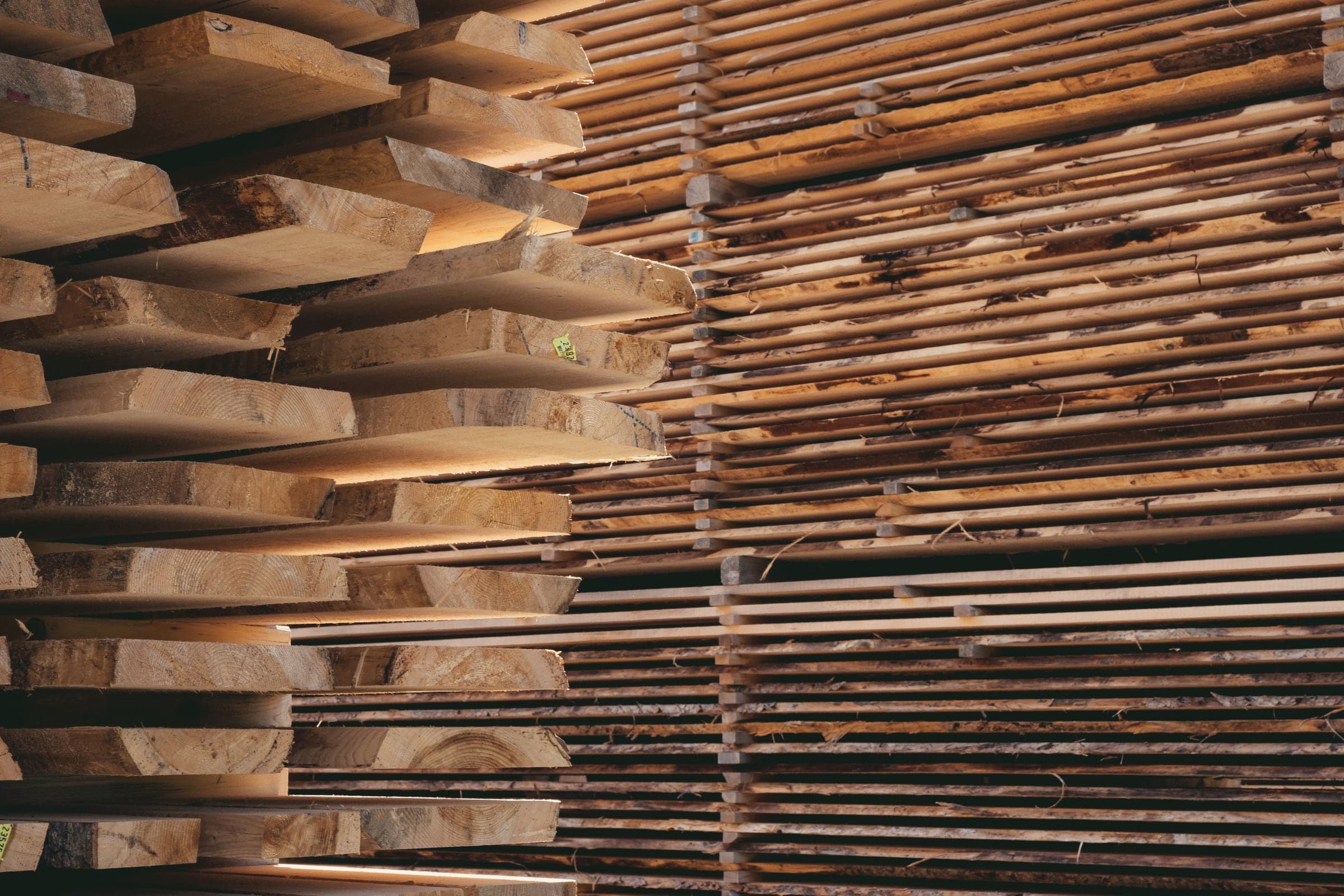 Plateaux de bois empilés sur lattes pour le séchage.